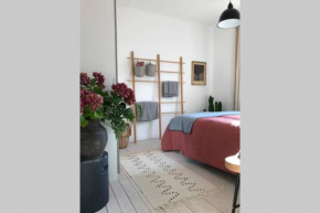 Charmigt hus med fin trädgård